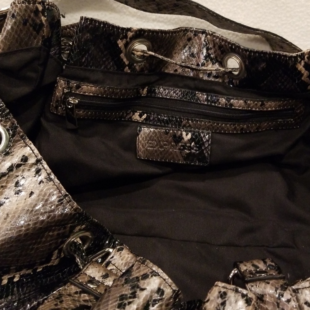 Drawstring snakeprint bag. - Picture 3 of 8